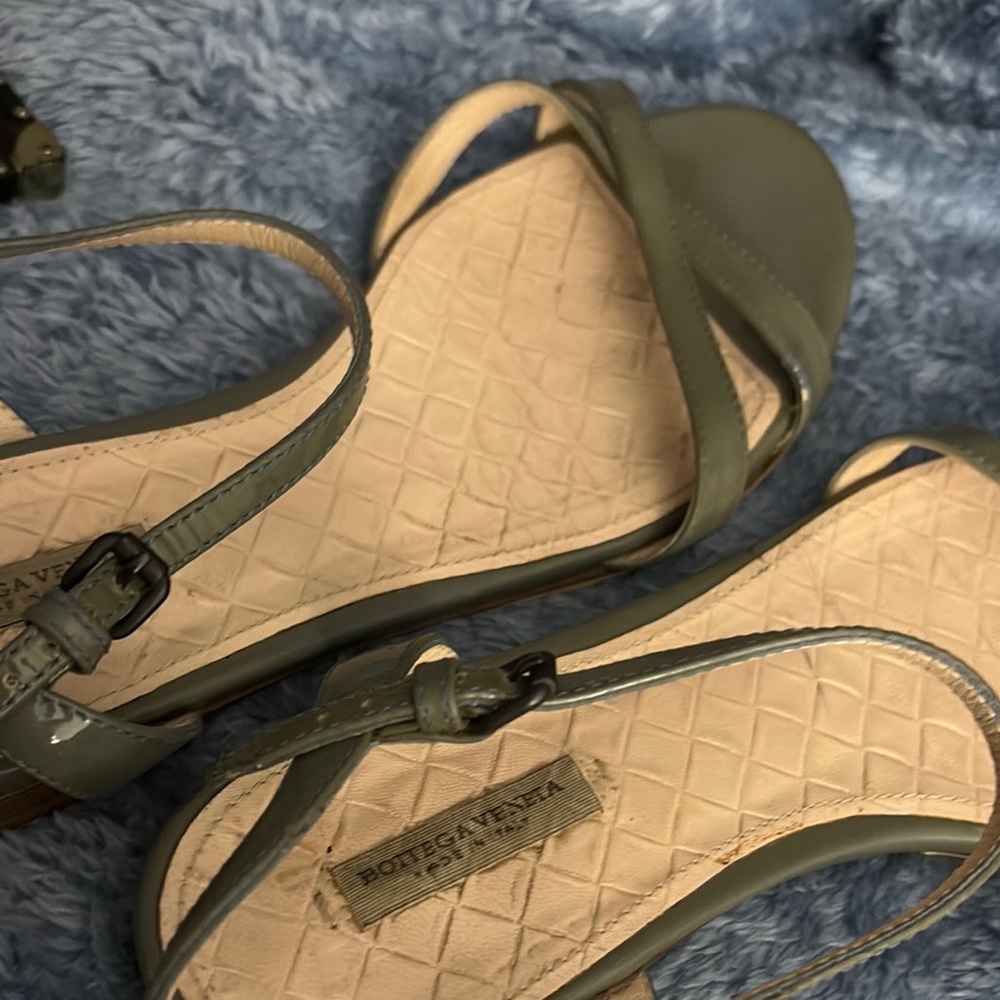 Bottega Veneta Green Sandals with Elegant Crisscross Straps - Picture 7 of 9